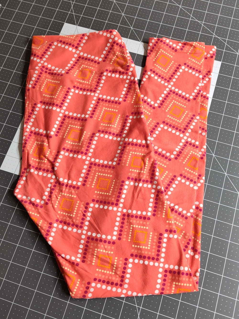 LuLaRoe One Size Coral Geometric Dot Print Leggings